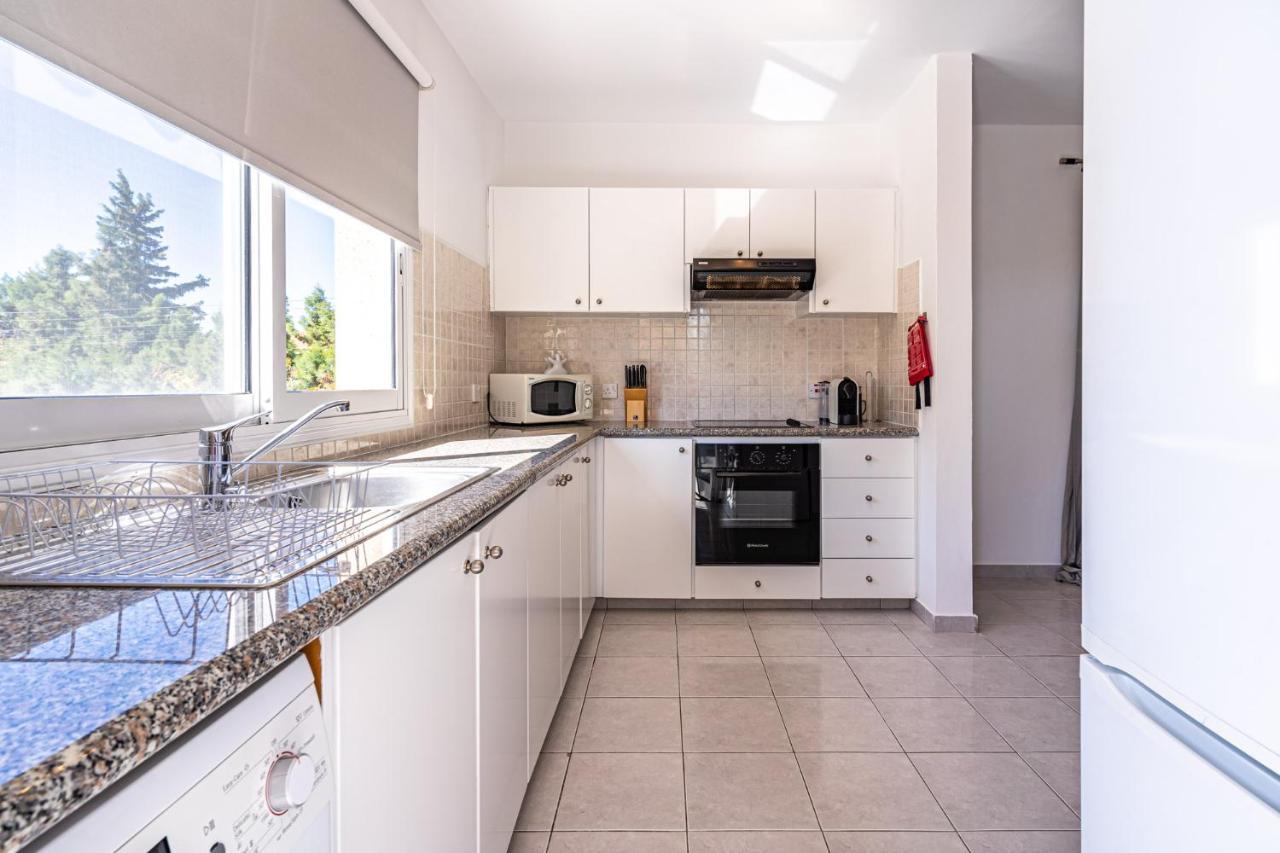 Summer Breeze Holiday Apartment With Pool Paphos Ngoại thất bức ảnh
